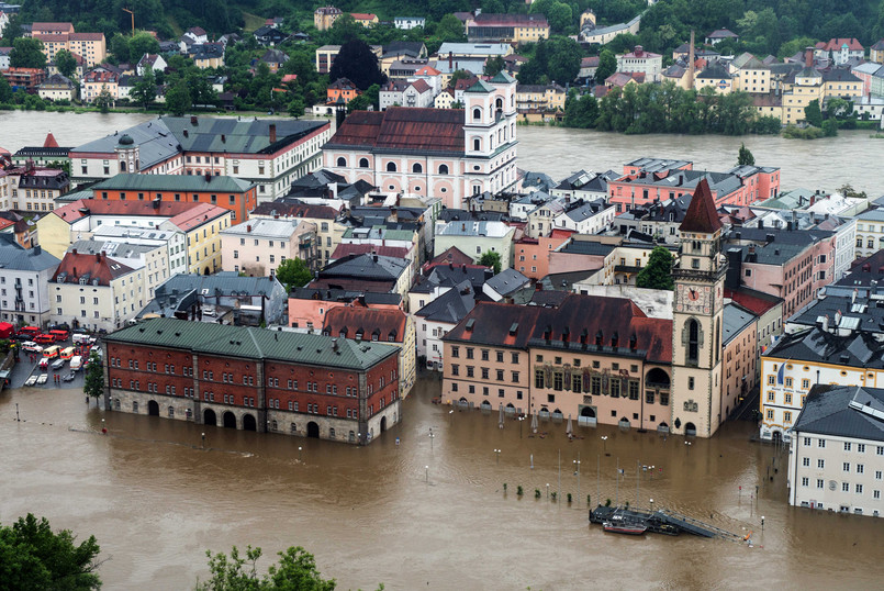 Najgorsza sytuacja panuje w graniczącej z Polską Saksonii, a także na południu Niemiec - w landach Badenia-Wirtembergia i Bawaria. W niektórych częściach Bawarii w ciągu ostatniego tygodnia spadało nawet 400 litrów deszczu na metr kwadratowy. Ciągle rosną stany wód w rzekach. W Pasawie Dunaj osiągnął poziom 10 metrów, zalewając część miasta