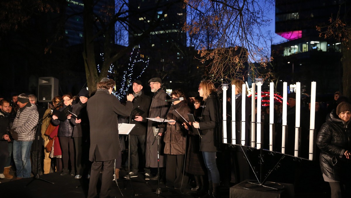 Przedstawiciele organizacji żydowskich, władz miasta i ambasady Izraela wzięli udział wieczorem w zapaleniu pierwszej świecy chanukowej. Uroczystość zainaugurowała żydowskie święto świateł - Chanukę.