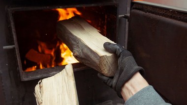 wlepiają nawet 5 tysięcy złotych grzywny za taki sposób  palenia w domowym kominku