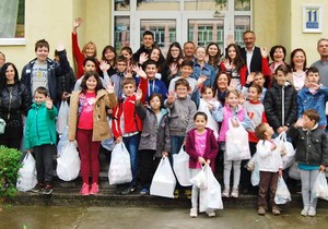 dobra narav darivala decu paketicima sa odecom s.milenkovic