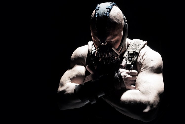 <b>Miejsce 8. Mroczny Rycerz powstaje, reż. Christopher Nolan</b><br /><br />Fragment recenzji:<br /><br />„Mroczny Rycerz powstaje” będzie pamiętany jeszcze bardzo długo, nie ma żadnego związku ani z jego walorami artystycznymi, ani z reakcjami fanów. Atak szaleńca w jednym z kin w stanie Kolorado odsunął w cień dyskusję na temat tego, czy Nolanowi udało się zamknąć trylogię w wielkim stylu. Zagraniczni dziennikarze, którzy mieli okazję widzieć film na przedpremierowych pokazach, na ogół reagowali entuzjastycznie, choć w ich opiniach nie pojawiały się określenia takie jak „genialny” czy „arcydzieło”. <br /><br /><a href=