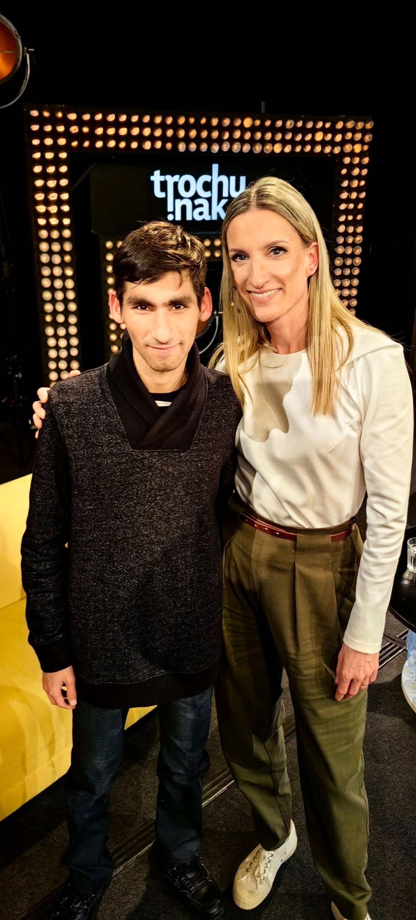 Nikolas Čikala a moderátorka Adela Vinczeová. 