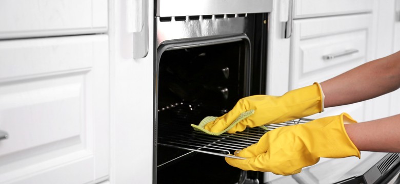 Rozpuszczam w wodzie i czyszczę tym piekarnik. W 30 minut znikają tłuste zacieki i zaschnięty brud
