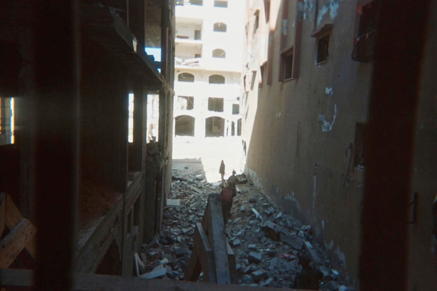 Fotografija prikazuje dva pritvorenika koji su korišćeni kao ljudski štitovi, a drže ih u kući u oblasti grada Gaze 2024. godine