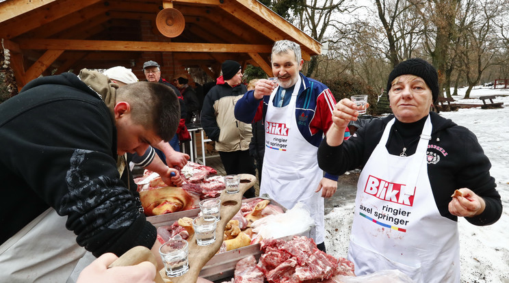 Terézia és László pálinkával koccintott a böllérre, Szép Rajmundra /Fotó: Fuszek Gábor