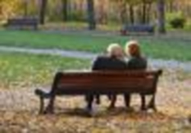 Para na ławce w parku