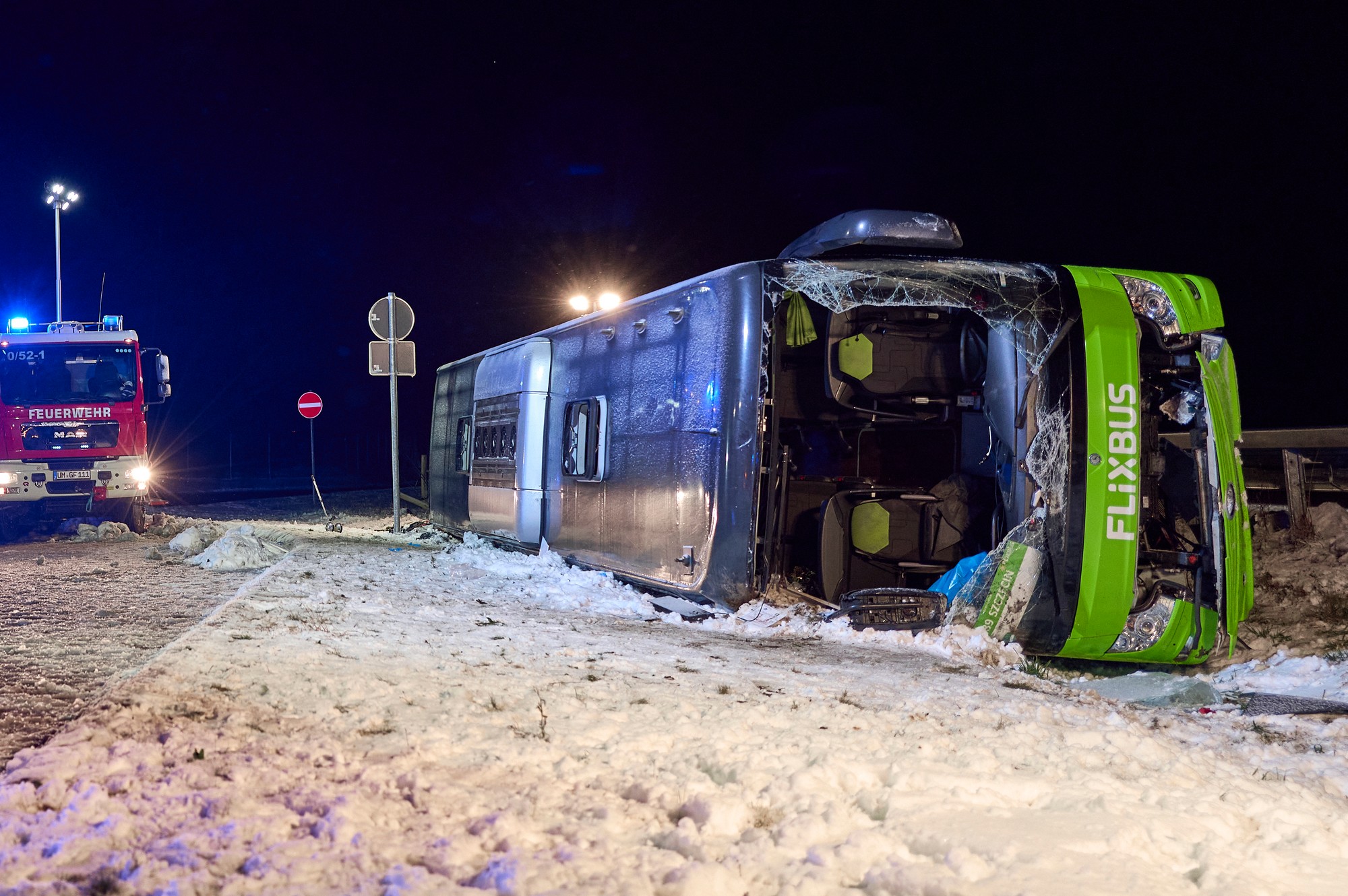 Príslušníci záchranných zložiek zasahujú pri nehode autobusu na diaľnici A11. 