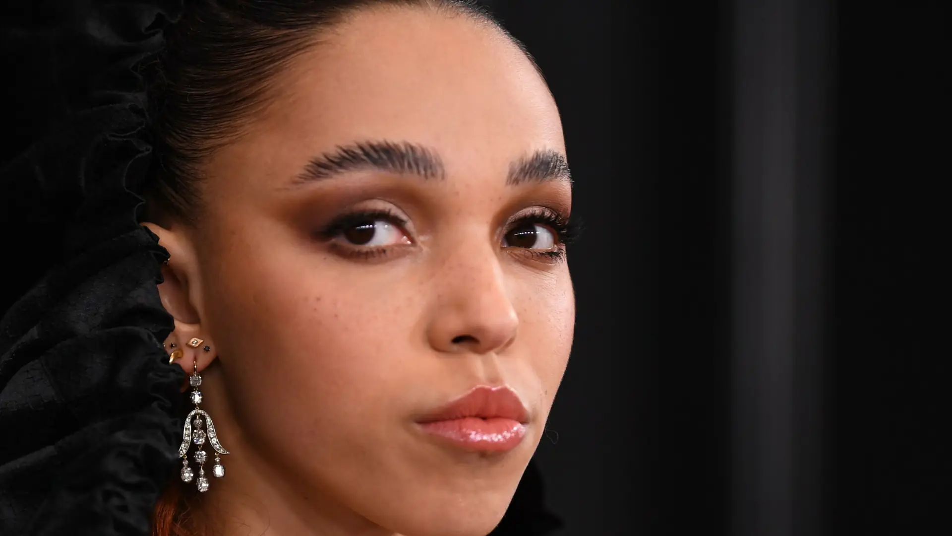 FKA Twigs oskarża Shię LaBeoufa o przemoc w związku. Aktor wystosował oświadczenie