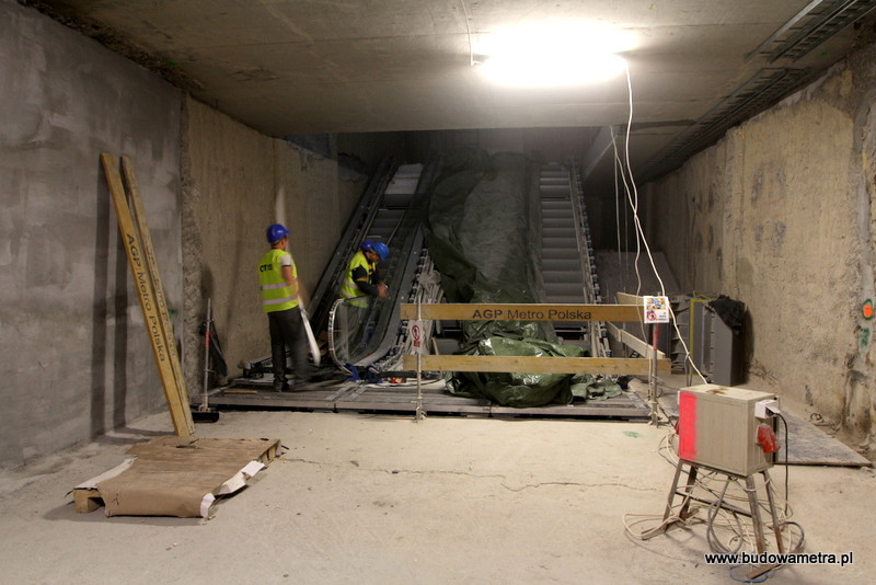 II linia metra: zamontowali już ruchome schody na stacji Świętokrzyska