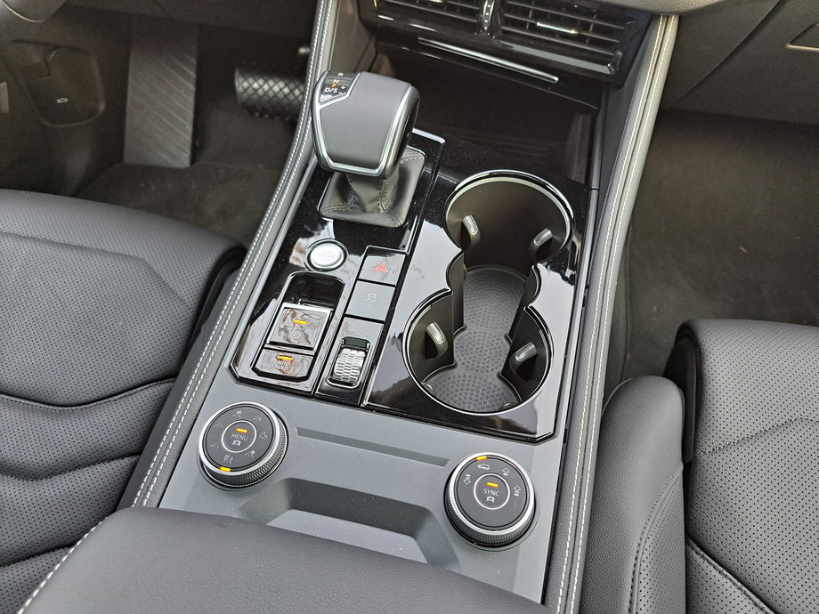Volkswagen Touareg ma w standardzie automatyczną, 8-biegową skrzynię. Sposób jej działania zależy od ustawień, których dokonujemy za pomocą praktycznego pokrętła.