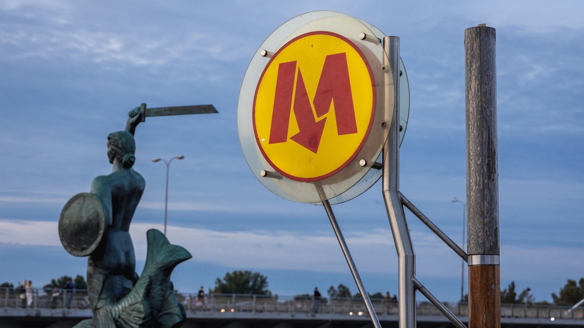 Logo Metra Warszawskiego nad jedną ze stacji w Warszawie