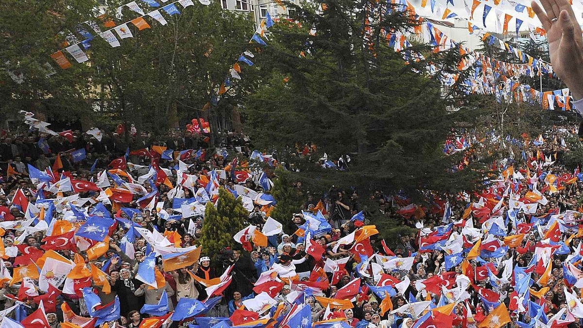 Niezidentyfikowani napastnicy zaatakowali w środę pojazd policji w północnej Turcji w pobliżu miejsca, gdzie wcześniej premier Recep Tayyip Erdogan odbywał spotkanie przedwyborcze; zginął jeden policjant - podała telewizja NTV.