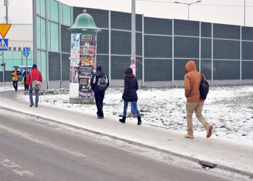 Szklanka na chodnikach 