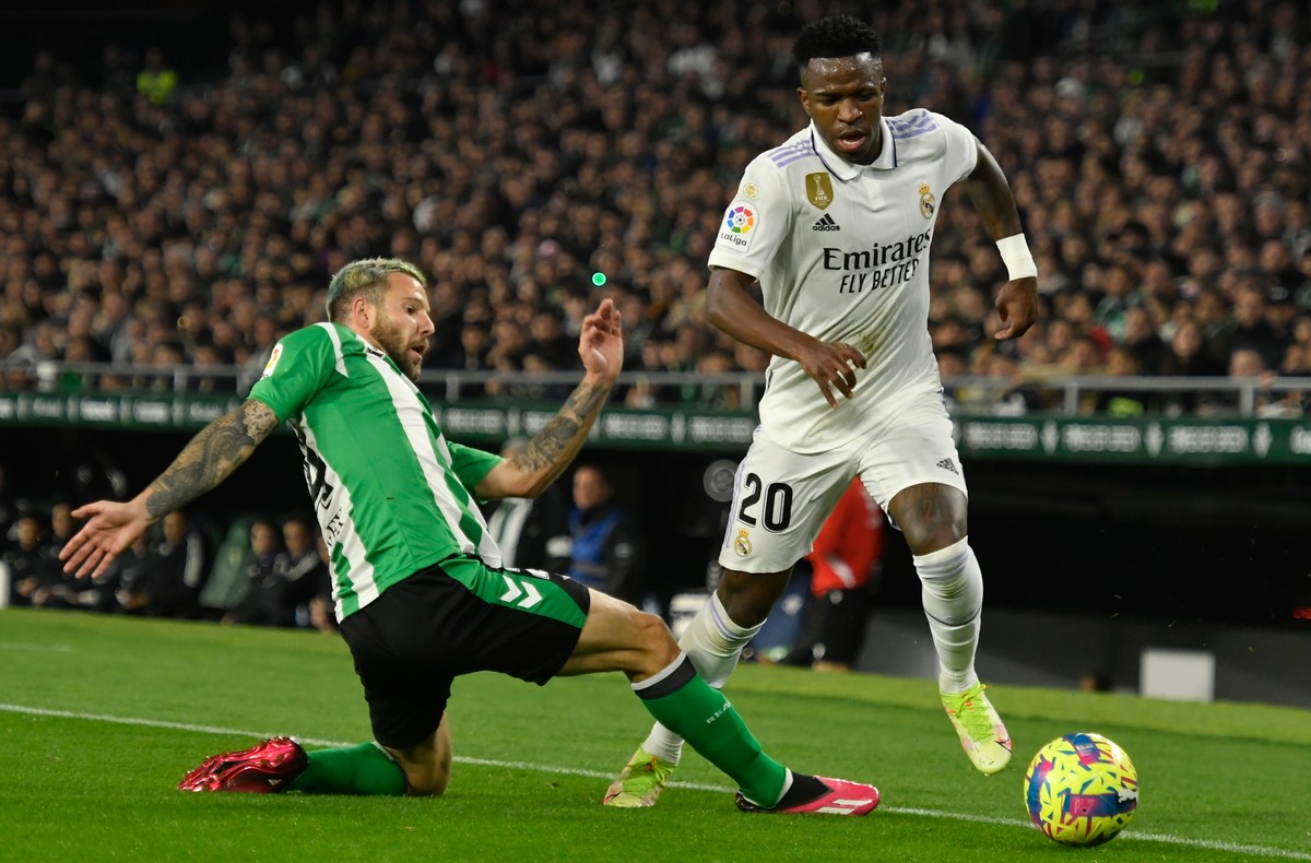 epa10505613 Real Betis's Aitor Ruibal (L) in action against Real Madrid's Vinicius Junior during the Spanish LaLiga soccer match between Real Betis and Real Madrid, in Sevilla, southern Spain, 05 March 2023. EPA/RAUL CARO Dostawca: PAP/EPA.