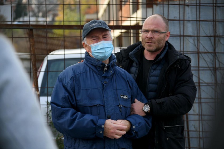 Suprug gledao kako mu žena gine