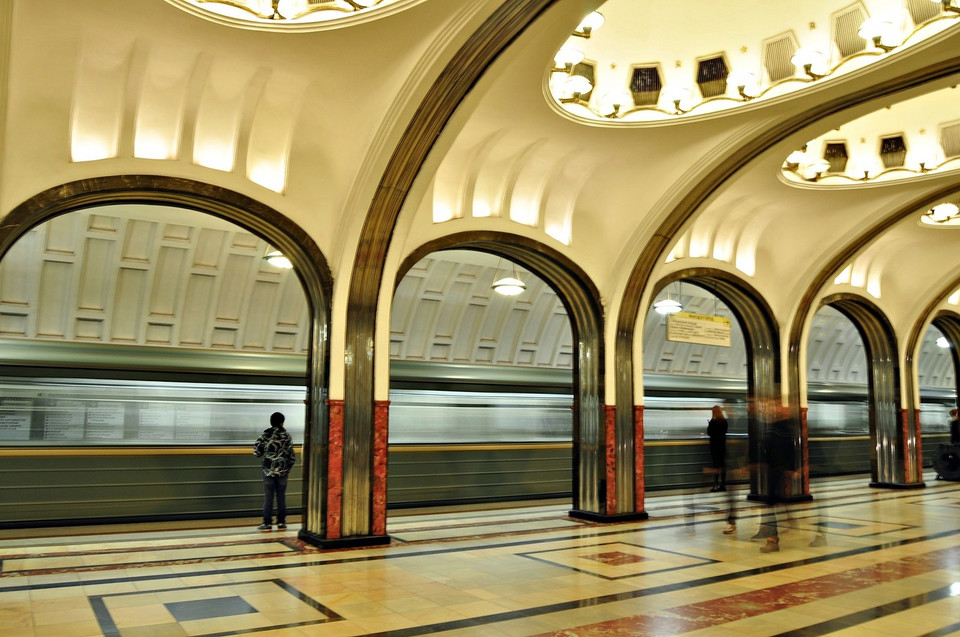 Moskiewskie metro, czyli szary człowiek na pałacach