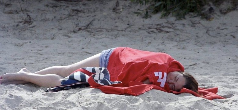 Zobacz, jak słodko śpi na plaży ukochana Tomka Kammela