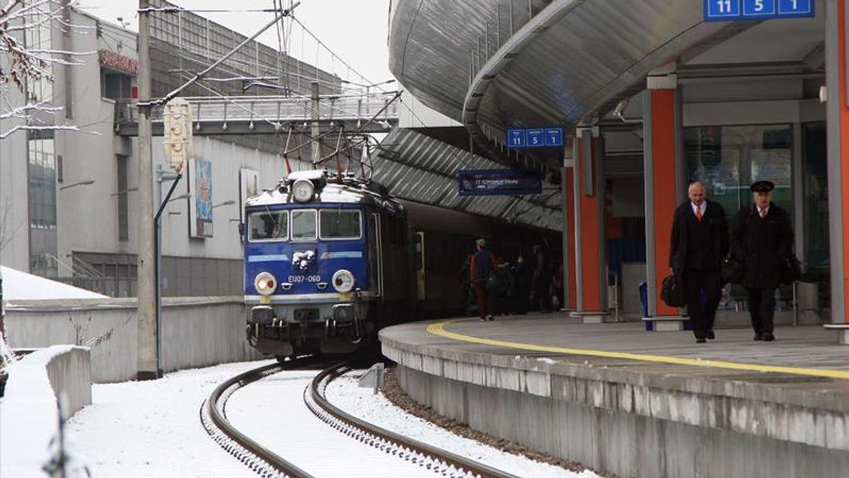 Utrudnienia na kolei. Pasażerów PKP czeka dramatyczny weekend. Kolejarze ponownie namieszali w rozkładach jazdy w związku z remontami. Kilkanaście pociągów pojedzie objazdami, inne zostaną całkowicie zawieszone - czytamy w "Fakcie"