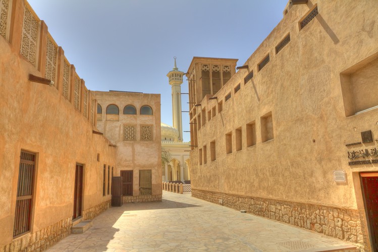 Dubaj to nie tylko nowoczesne, szklane wieżowce. Zdjęcie przedstawia starą część miasta.