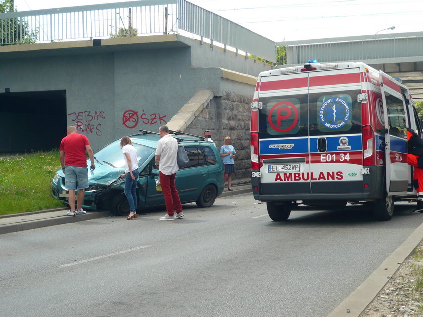 Wypadek na ulicy Legionów w Łodzi. Zderzenie trzech aut. Są ranni