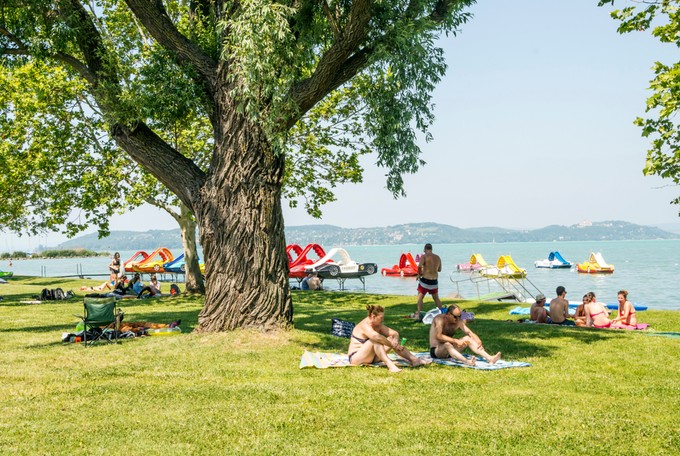 Meghalt egy férfi a Balatonon, többen levideózták, és feltették a netre - a mentősök kiakadtak