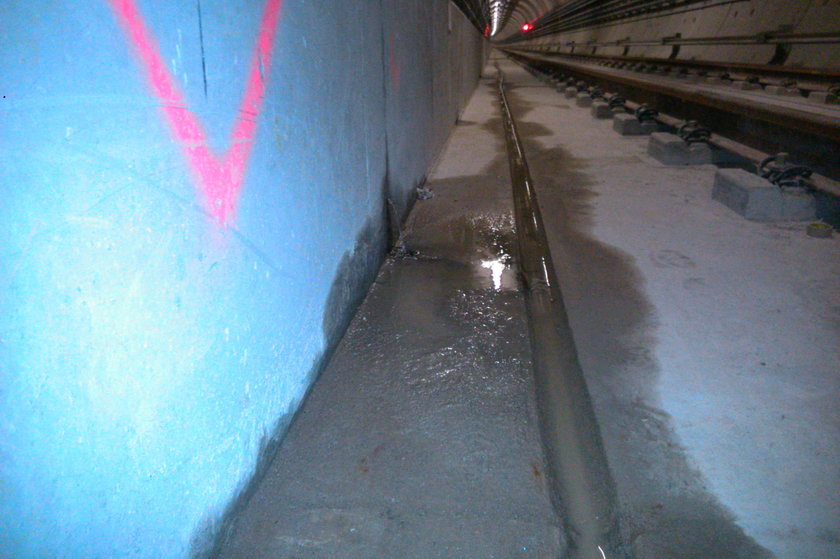 Przeciekający tunel II linii metra