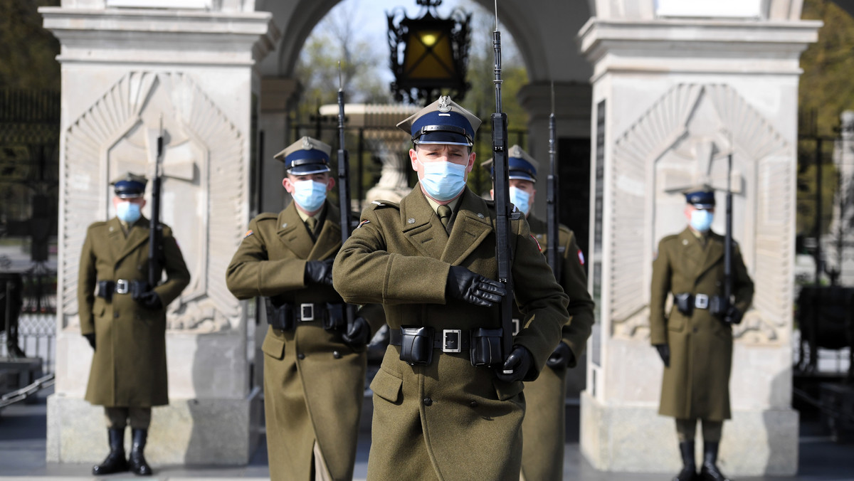 Zmiana warty przy Grobie Nieznanego Żołnierza w Warszawie