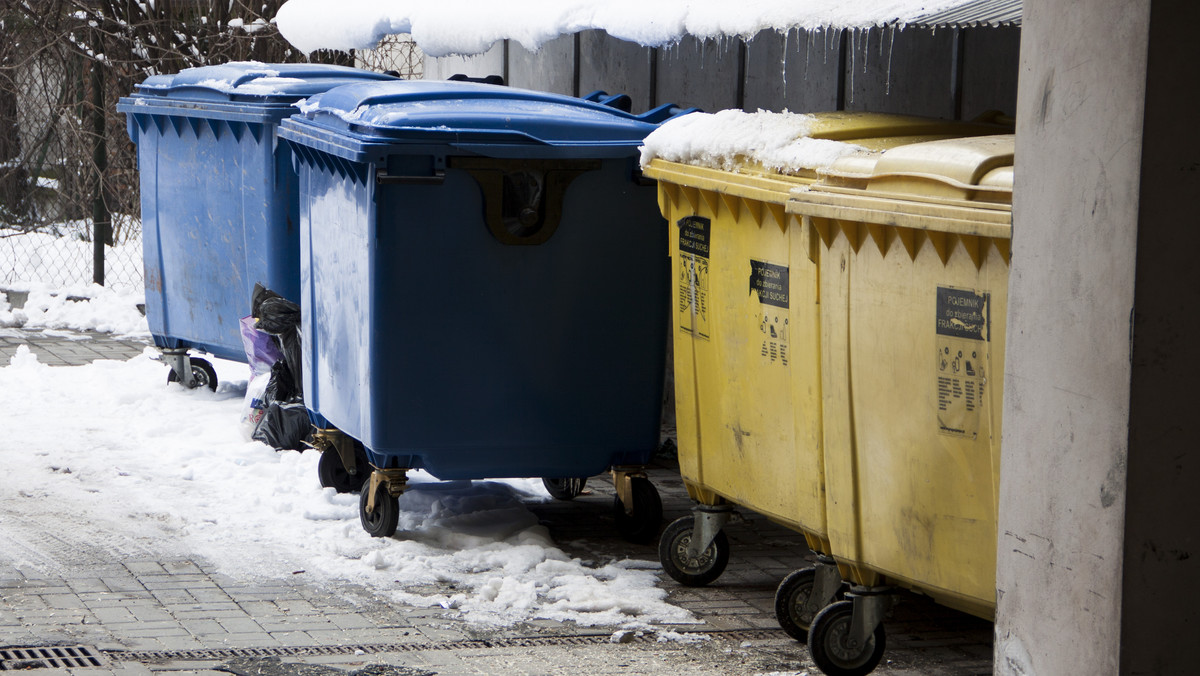 Miasto Białystok podpisało w środę umowę na odbiór odpadów komunalnych z jednym z dwóch podmiotów, które wygrało przetarg. Dotyczy ona czterech z sześciu sektorów, na które miasto podzielono. Druga umowa ma być podpisana w ciągu kilku dni.