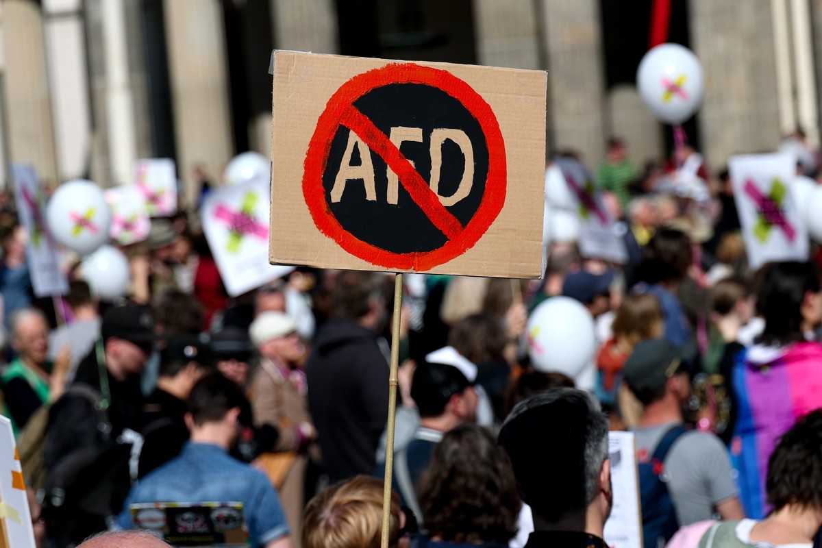 Plakat anty-AfD trzymany przez uczestnika demonstracji w Niemczech