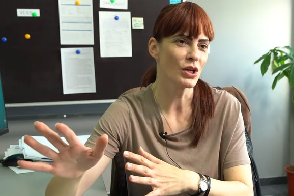 GLUMICA IZ "TVRĐAVE" JE TRI PUTA MENJALA PREZIME Mnogi ne veruju da pored dvoje dece sve sama postiže, a otkrila je i kako se sprema za uloge