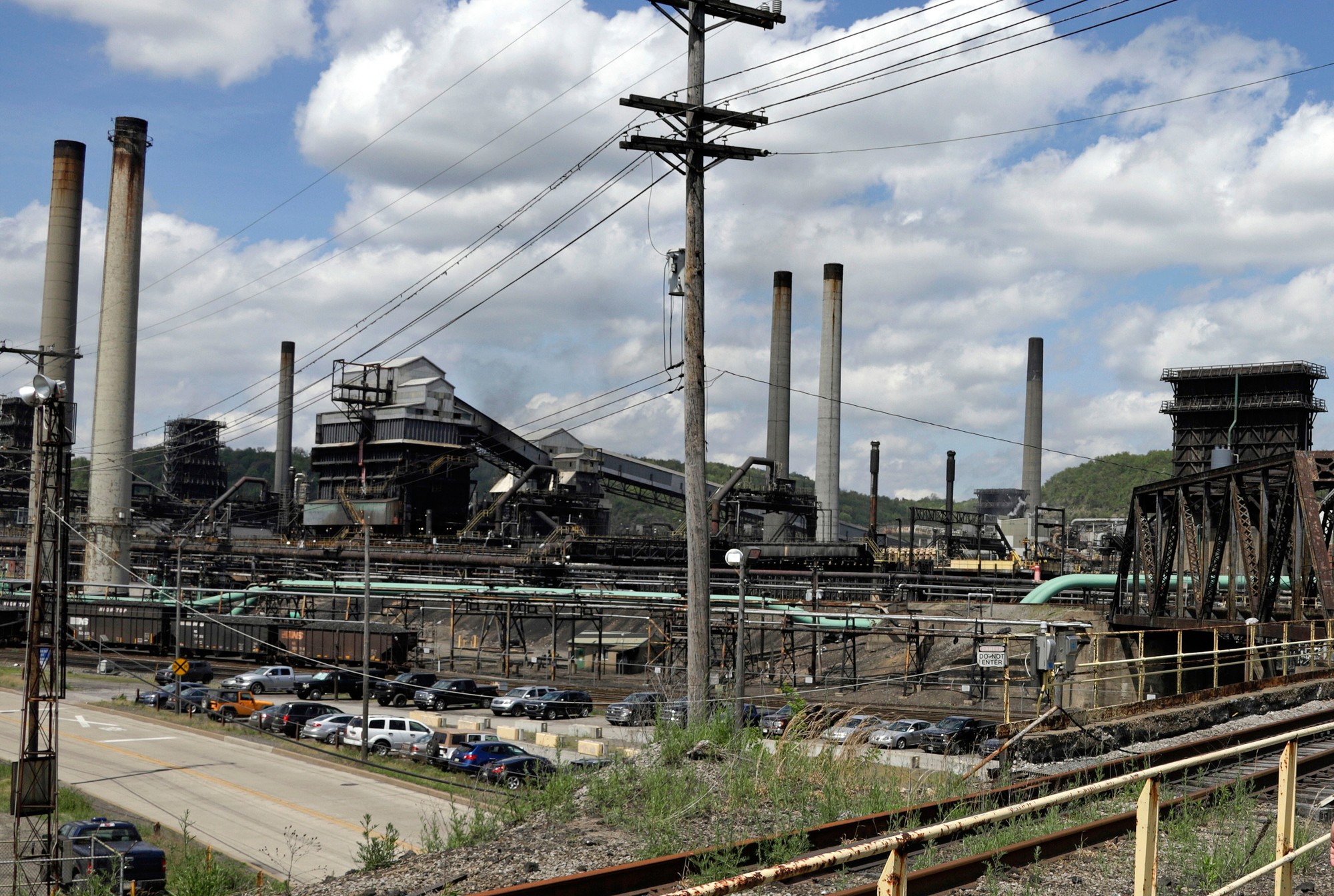 Výbuch v oceliarskom závode spoločnosti U.S. Steel si vyžiadal desiatky zranených.
