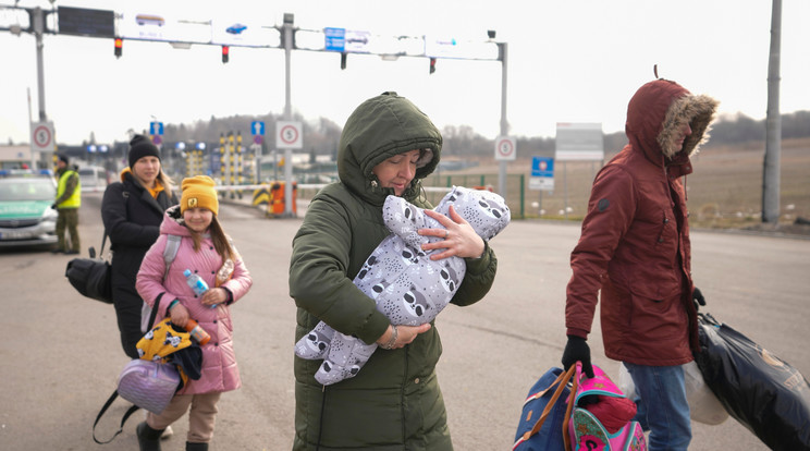 Egy család érkezik a lengyelországi Medyka határátkelőjére 2022. március 2-án, szerdán, miután elmenekült Ukrajnából. Az ENSZ menekültügyi szervezete kedden közölte, hogy az orosz invázió kezdete óta mintegy 660 ezren menekültek el Ukrajnából a szomszédos országokba./Fotó: profimedia