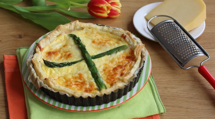 Spárgás-lazacos quiche recept / Fotó: Ringier