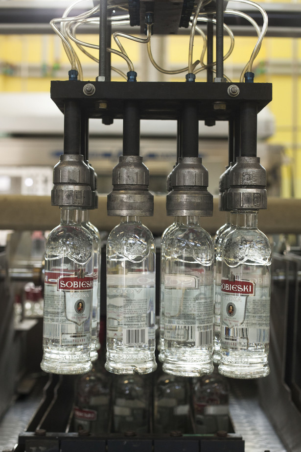 Wódka na linii produkcyjnej w fabryce wódek Sobieski w Starogardzie Gdańskim