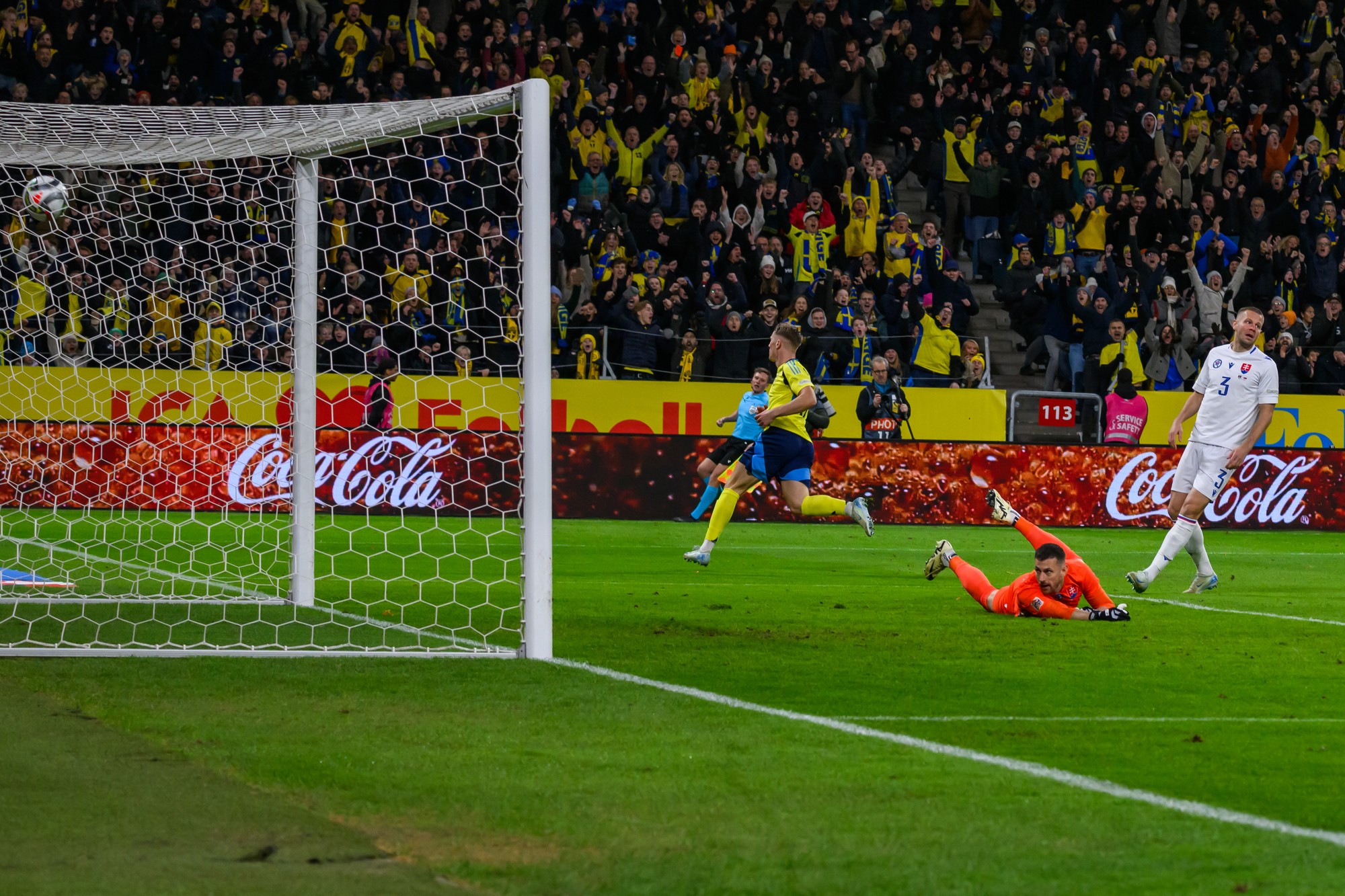 Gól v bráne Slovenska po strele Švéda Viktora Gyökeresa, sprava Denis Vavro a brankár Martin Dúbravka (obaja Slovensko).