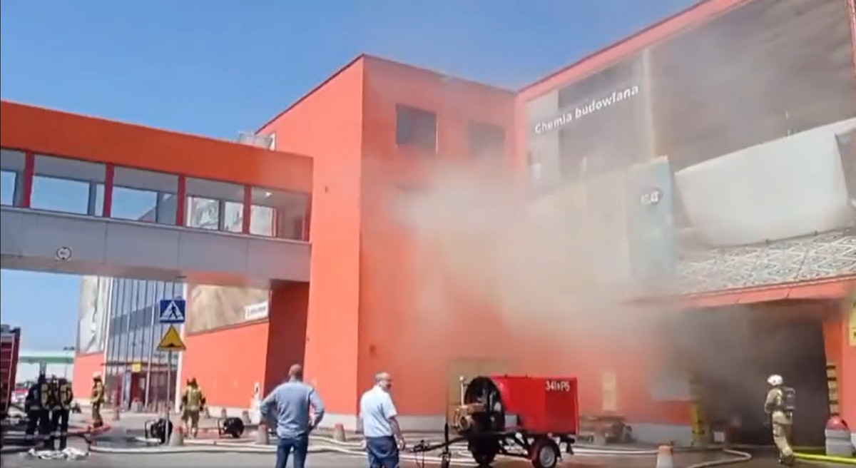 Trwa gaszenie wielkiego pożaru w Krośnie. Ewakuowano klientów galerii