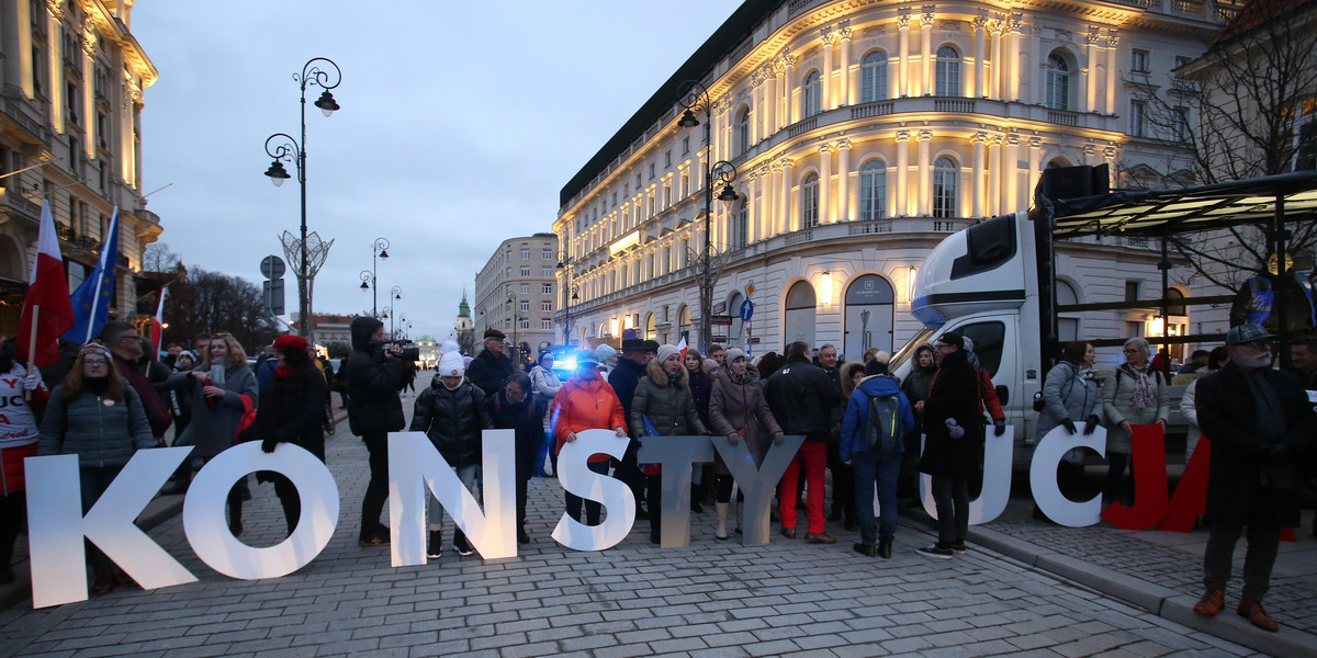 Prezes zabrała togi sędziom