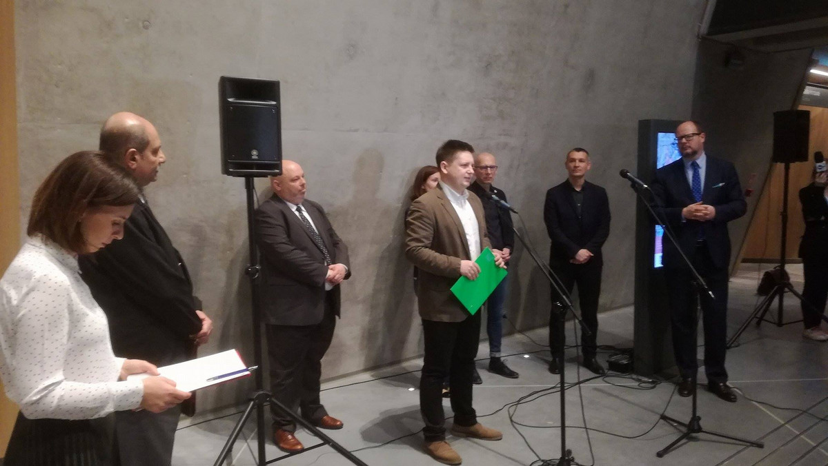 Urzędnicy zainaugurowali dzisiaj kampanię "Gdańsk solidarnie dla ofiar wojny". Na konferencji prezydent Adamowicz opowiedział o założeniach nowej akcji i prosił wszystkich o pomoc, także i finansową dla uchodźców z Syrii. Miasto cały czas czyni też starania, by przyjąć na leczenie przynajmniej kilka syryjskich dzieci. - Problem nie tkwi w pieniądzach, a w żmudnej procedurze biurokratycznej – mówił włodarz Gdańska.