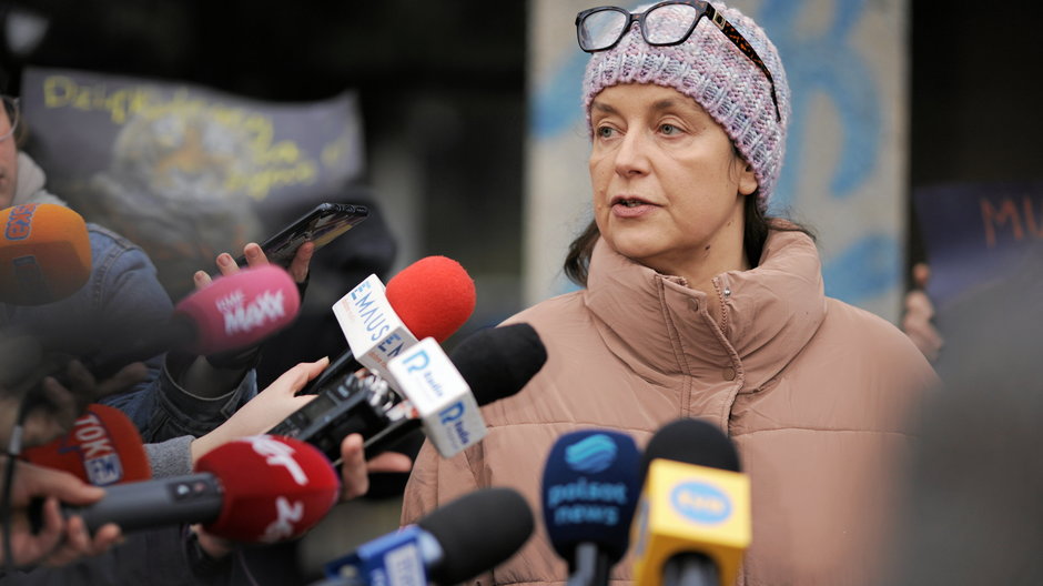 6 marca 2024 r., Ewa Zgrabczyńska podczas spotkania z dziennikarzami odpiera zarzuty, które dwa dni wcześniej postawiła jej prokuratura