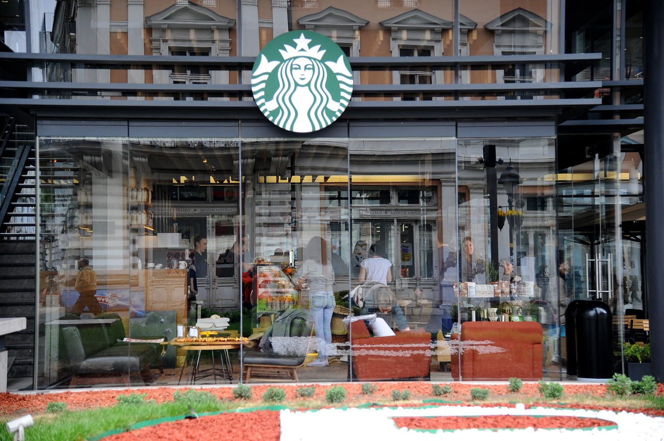 Nova pravila u "Starbaksu": Zaposleni će raditi u kancelariji četiri umesto tri dana, menadžeri se sele u Sijetl ili Toronto