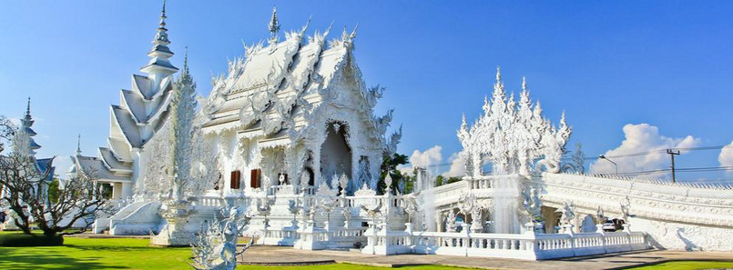 Wat Rong Khun – czyli Biała Świątynia. Świątynia położona jest na północy Tajlandii, w pobliżu miasta Chiang Rai. Jako ciekawostkę można dodać, ze budowla nie jest jeszcze skończona ( budowę zaczęto w 1997 roku.)