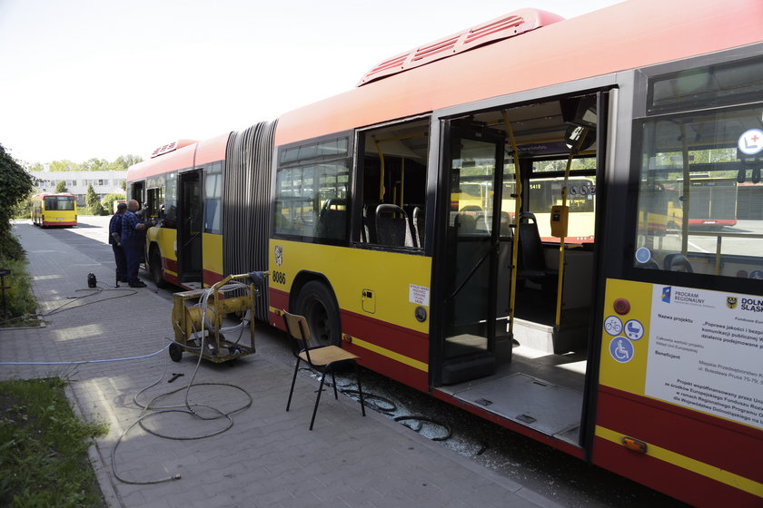 Na autobus we Wrocławiu zleciał gruz