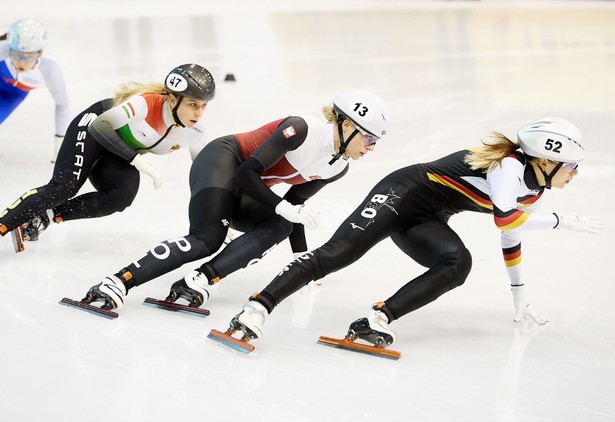 Niemka Anna Seidel, Polka Natalia Maliszewska i Węgierka Zsofia Konya, w wyścigu na 1000 m podczas mistrzostw Europy w short tracku