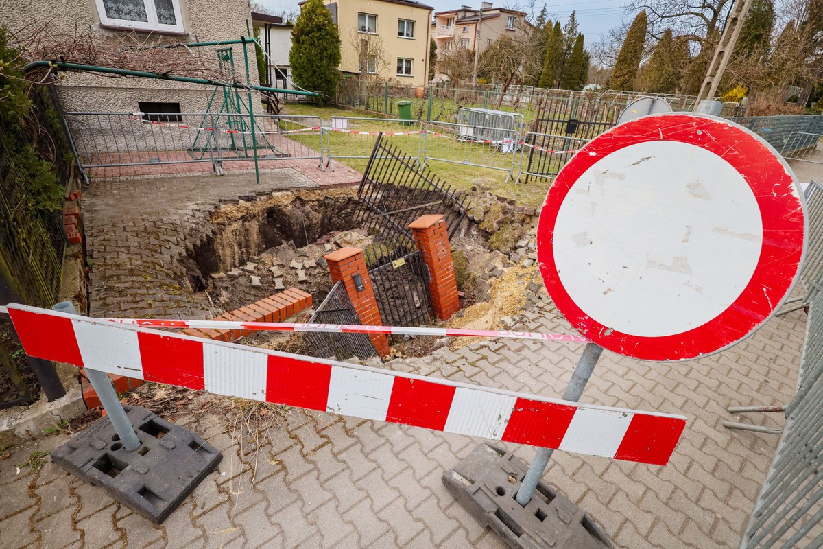 Niebezpieczne zdarzenie w Będzinie. Wielka dziura pochłonęła bramę