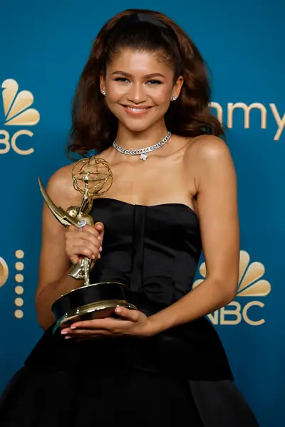 Zendaya ze swoją Nagrodą Emmy po gali rozdania statuetek, 12 września 2022 r. / Getty Images