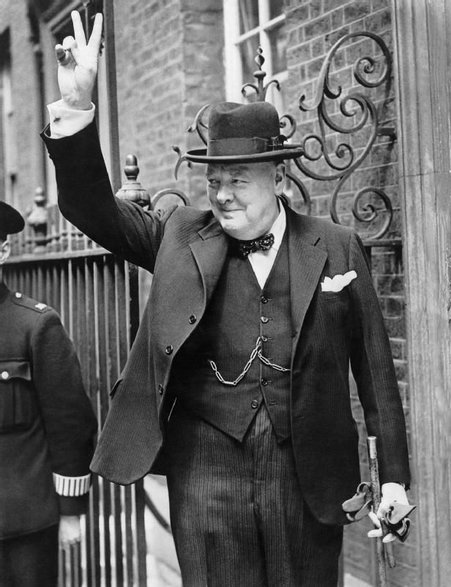 Winston Churchill pokazujący słynny znak zwycięstwa, maj 1943 r. (domena publiczna)