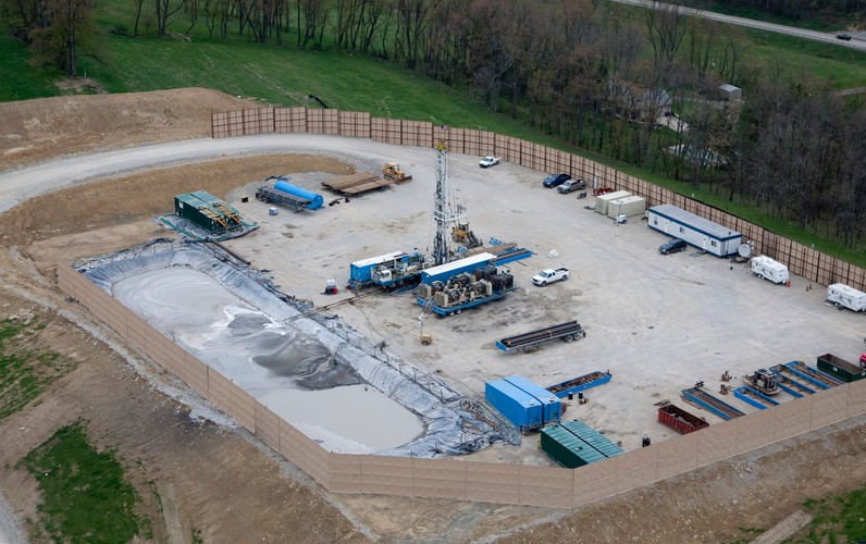 Wydobycie gazu z łupków. Canonsburg w Pensylwanii, USA. Platforma wiertnicza, dzięki takim miejscom możliwe jest wydobycie gazu łupkowego.  foto: Andrew Harrer/Bloomberg