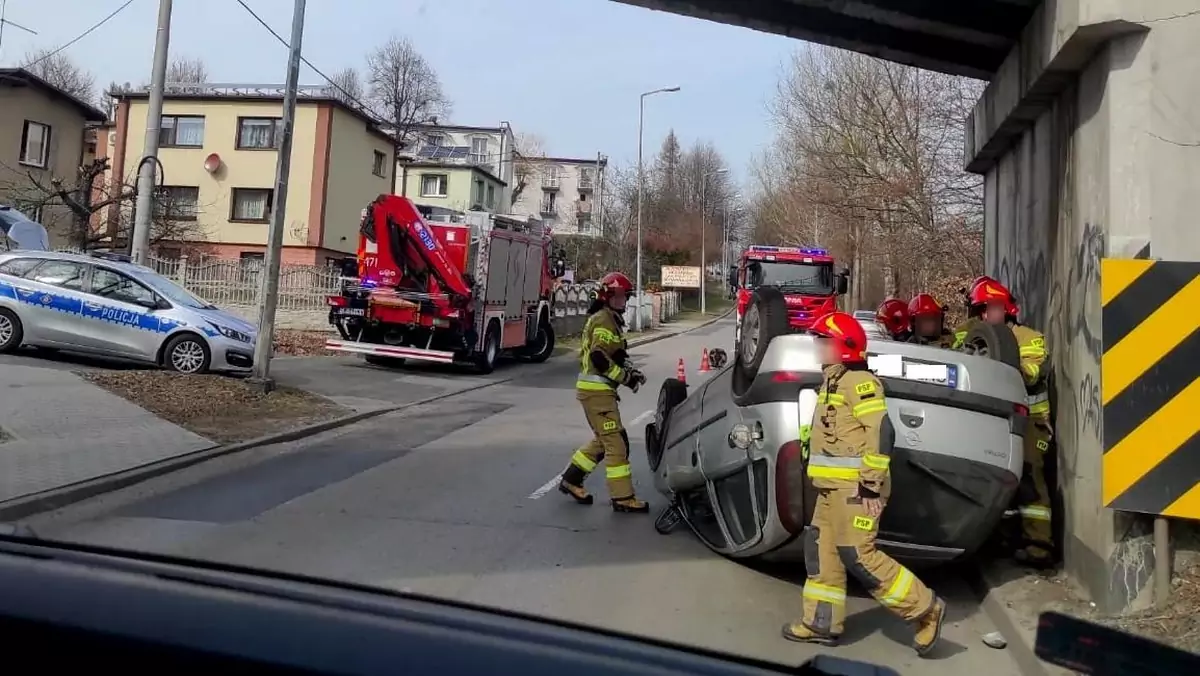 Na widok policji zaczął gwałtownie hamować, przez co dachował