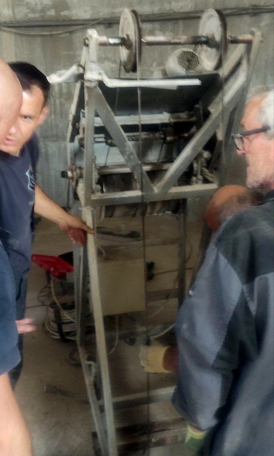 Izvlačenje muškarca iz silosa