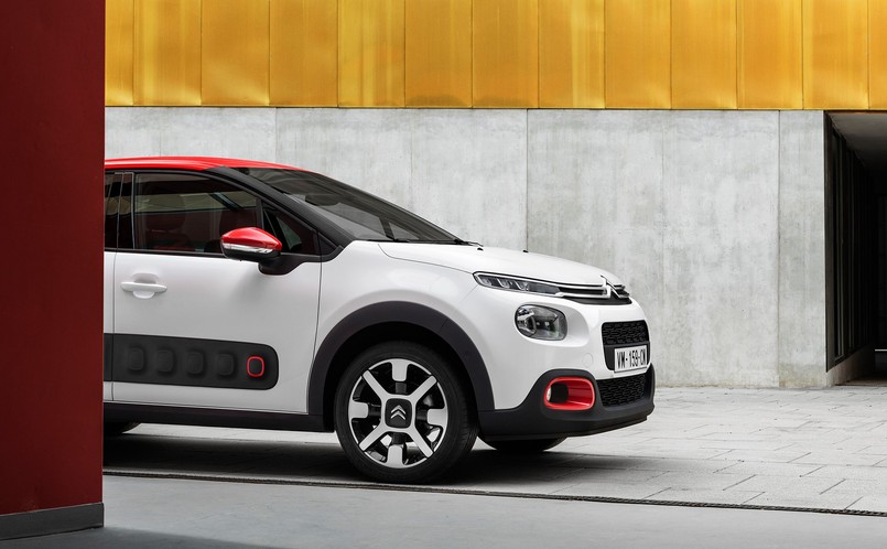 Styliści Citroena przy projekcie nowego C3 zapatrzyli się w starszego brata. Już na pierwszy rzut oka widać nawiązania do modelu C4 cactus. Francuski mieszczuch stał się bardziej bojowy. Pozbył się błyskotek i teraz rusza w świat opakowany w karoserię przypominającą SUV-a…